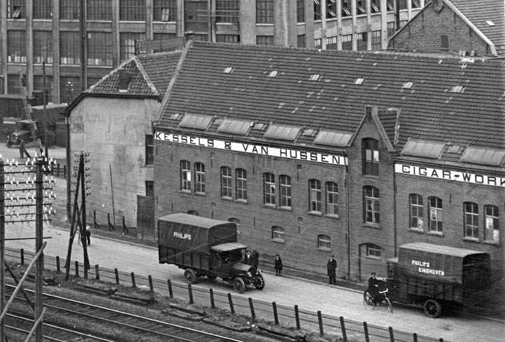 Sigarenfabriek Kessels en Van Hussen aan de Parallelweg in 1921